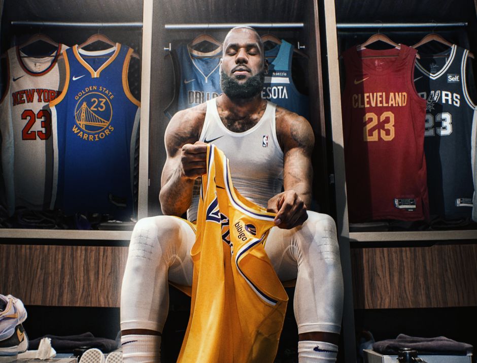 詹姆斯生涯总助攻数是多少？答案：14873次