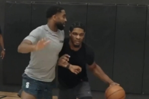 九游体育中国官网-杨瀚森队友!开拓者后卫斯库特-亨德森夏日特训视频来袭