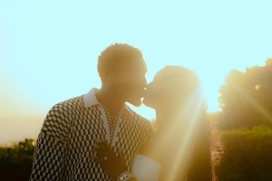 米切尔求婚成功!未婚妻可可-琼斯是知名歌手兼演员!