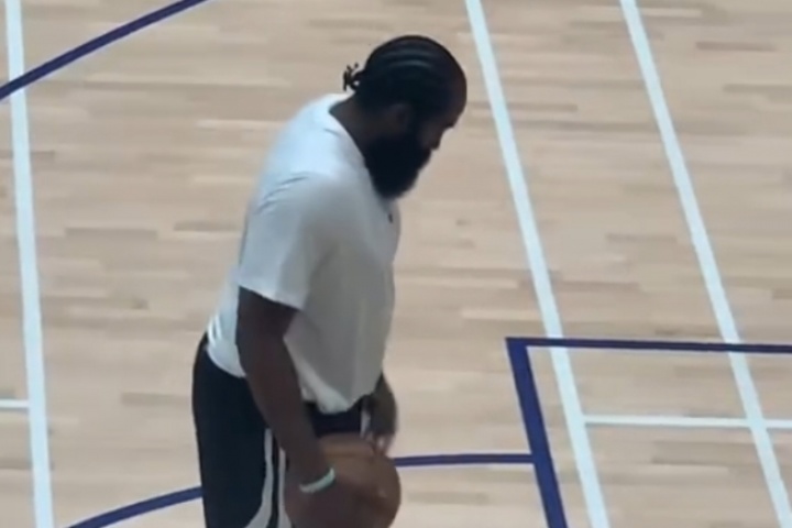 九游体育-休赛期登哥胖了呢哈登中国行训练被球迷拍到 橙色哈登9很吸睛