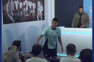 有礼貌在新闻发布会之前,帕瓦尔与现场所有记者握手